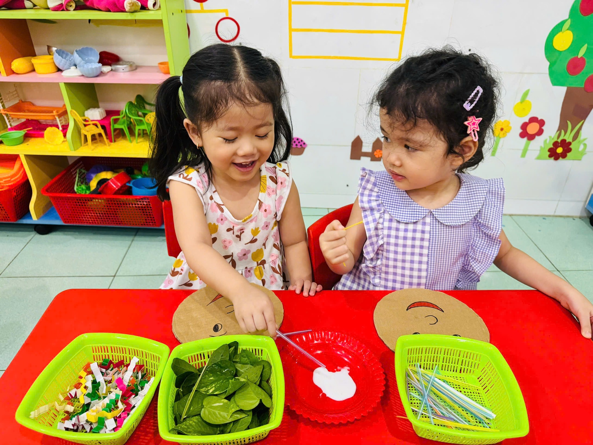 🎨 Bé lớp Chồi khéo tay tạo hình “Mái tóc ngộ nghĩnh” 🎨