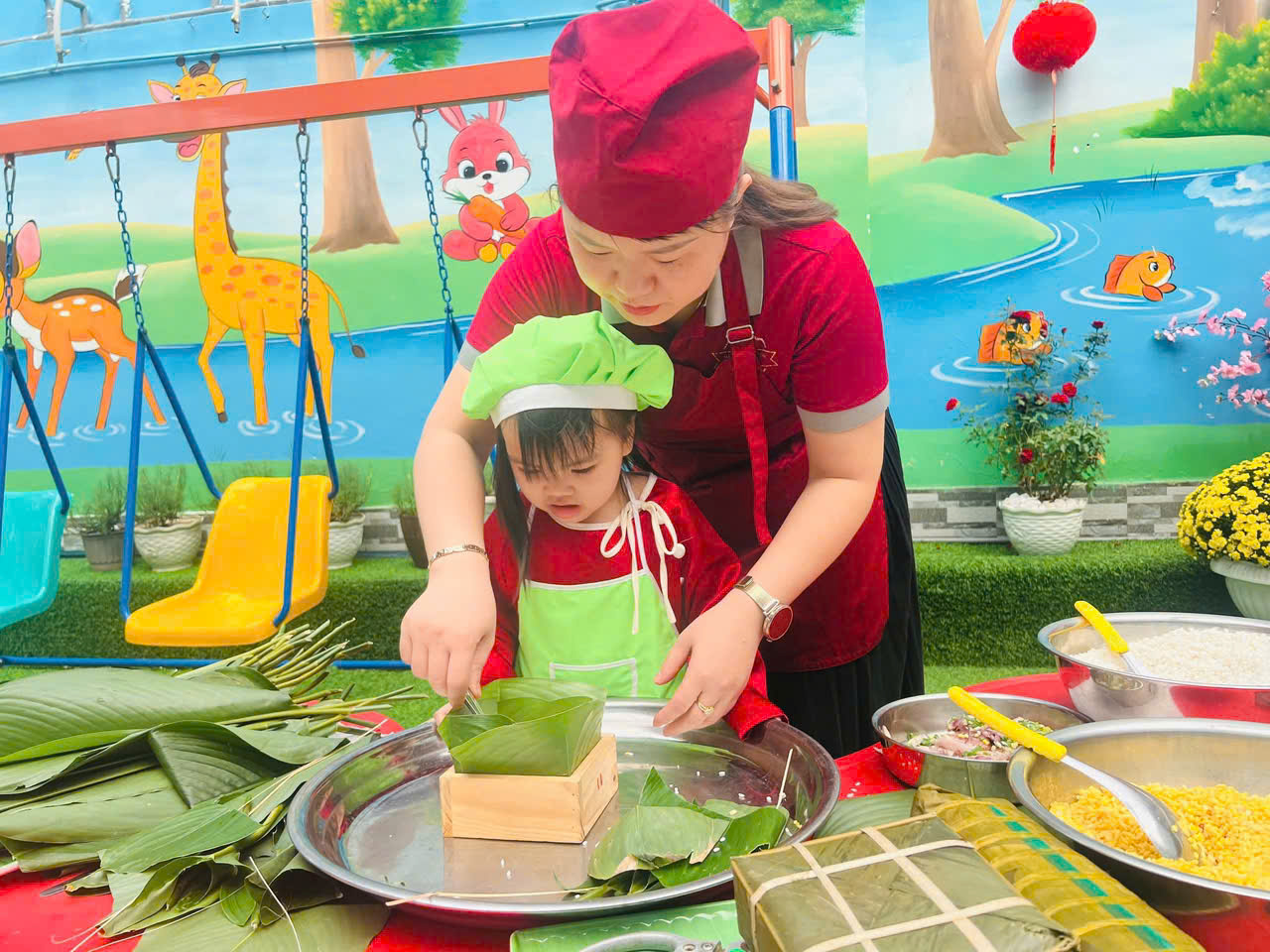 CÁC BÉ THAM GIA HOẠT ĐỘNG GÓI BÁNH CHƯNG ĐÓN TẾT BÍNH NGỌ 2026